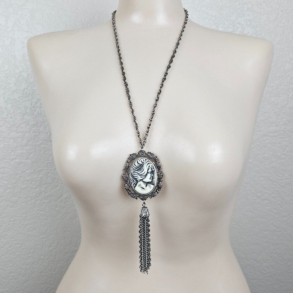 1970s Resin Cameo Black White Pendant Necklace‎ Tassel Silver Tone Vintage